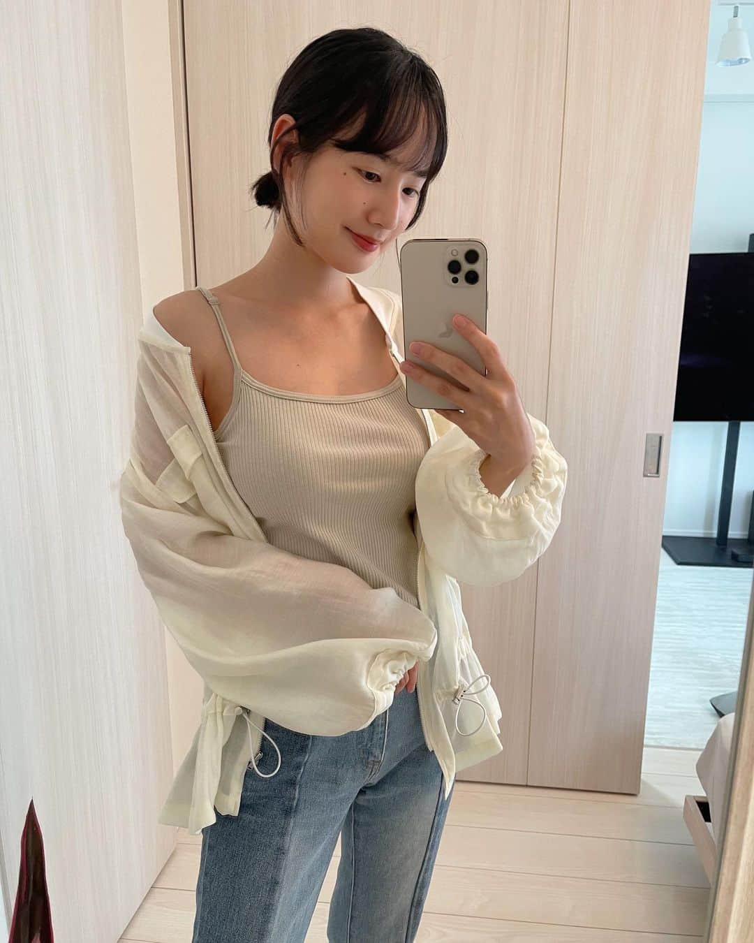 高嶋香帆のインスタグラム：「最近大体この格好🫠 楽&シンプルが一番心地よい☺️  パンツは5年くらい履いてるのに型崩れしない優秀なやつさ👖  #stylefashion #シンプルコーデ #シンプルな暮らし #キャミソール #japanesegirl #followmeplease #azulbymoussy」