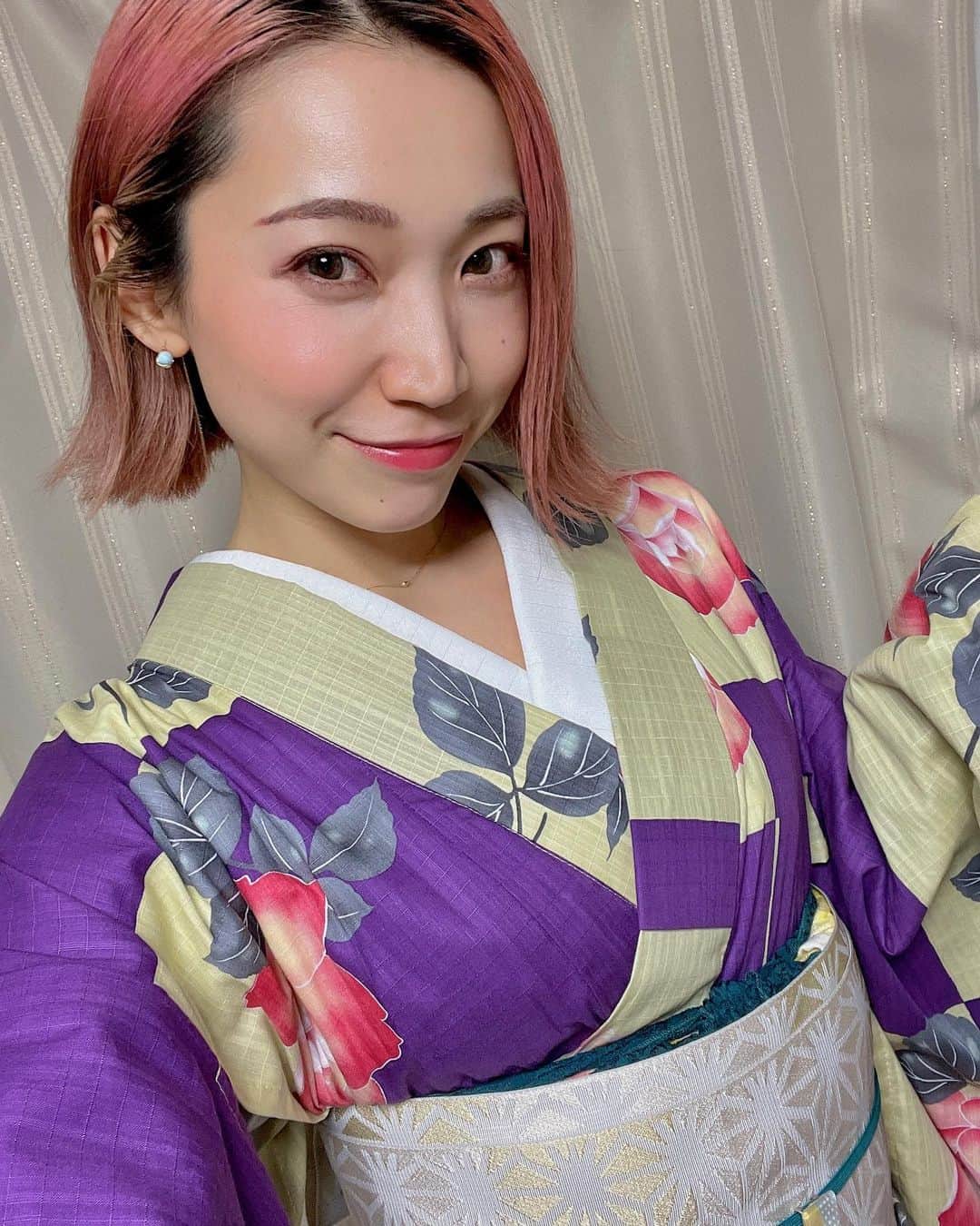 夏目麻央のインスタグラム：「着たかった襦袢と付けたかった半衿が噛み合わない時もあるよねッ🤓  なんで着物なの？って着物着てると言われますが笑 私の場合ですが着物を着ることでちゃんとグラウンディングできるというか地球にしっくり生きてる感じがするのでとっても良きなのです。 まだまだ毎回不満なところはあるけど着るのが楽しくて幸せで着物のこと考えてるだけでときめくのです💓  そしてそろそろ髪の毛ピンクも飽きたかなー  ほえーん  #kimonostyle  #kimonogirl  #浴衣を着物風に」