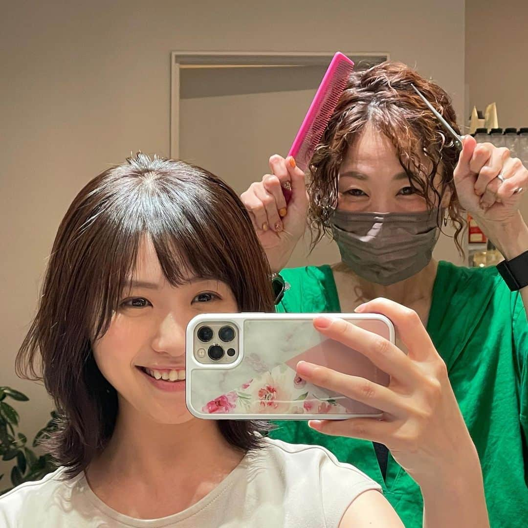 南條早紀のインスタグラム：「【久々美容室💇🏻‍♀️💓】  産後初の美容室✨  1月にボブにした髪、 だいぶ伸びました〜☺️  今回は 🔸手入れがしやすい 🔸長さは現状維持 カラーは 🔸プリンが目立たない  …と、お願いしましたところ💗  伸びて跳ねやすい毛先を活かしつつ 表面の髪を少し軽くして おろしても結んでも様になるようにカット❤️  カラーは夏らしく涼しげな ラベンダーをほんのりと！ 根本にかけて暗くするグラデーションにしていただきました💓  セミロング一歩手前？ ミディアム？ 扱いにくい長さでどうしようかな〜 って思っていたけれど、 この長さも楽しみになった😆✨  写真は、毎度お世話になっている谷内さんと😚💕 前にボブにしたとき、 私のインスタを見たよ👀という　お客さんがいらしたそうで なんだか嬉しくなりました☺️🫶🏻 今回もありがとうございました❤️ 　  近々写真を撮る機会があるので その前に美容室行けてよかった😂💓笑 リフレッシュできました〜🌿  🌷-----------------------🌷  ＼ブログ更新中／  💁🏻‍♀️#なんじょうのにちじょう  育児などについてのんびりと☺︎ プロフィールトップから飛べます💫  🌷-----------------------🌷  #富山 #美容室 #correSpondence #ボブ #セミロング #外はね #夏カラー  #アナウンサー #南條早紀」