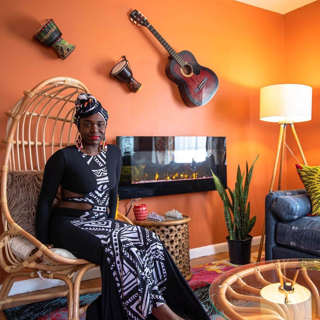 Grace Bonneyのインスタグラム：「Good morning! I wanted to share the beautiful work of Sierra Glasgow of @uniekinteriors today. Sierra is the founder of Uniek Interiors, a five- star design studio that serves Hampton Roads and beyond.  Sierra is a design professional and furniture upholsterer who works to help women, “be bold and unapologetically beautiful in their homes by helping them make confident decisions in using bold colors, prints, and culture”. I’m going to share some more of her work up in the stories and later today, but in the meantime give Sierra a follow at @uniekinteriors ❤️」