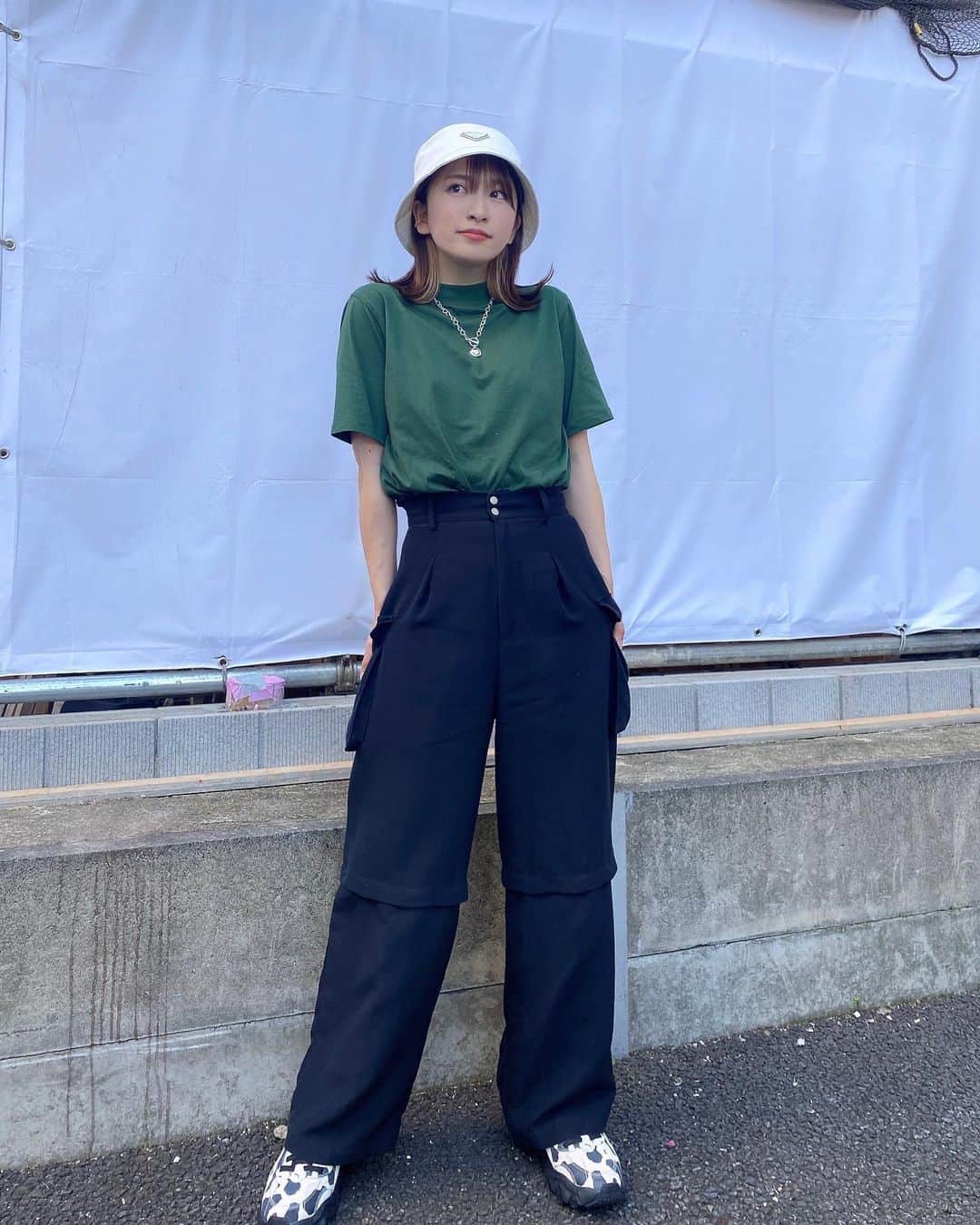 にこのインスタグラム：「昨日24歳の女友達におすすめされて腹巻きデビューしました🫣 腹巻きは健康にも美容にもいいらしいぞ🤨」