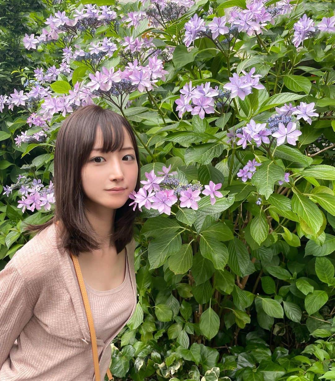 山崎あみさんのインスタグラム写真 - (山崎あみInstagram)「⠀ ⠀ ゴッドハンド @saito_jyunya さんに 髪の毛を整えていただきました😶‍🌫️ ⠀ 少しのニュアンスで全然違う、、 ⠀ 伸ばしていたけど、耐えきれず、、坊主にしたい、、 ⠀ #紫陽花」6月13日 19時07分 - __ami.yamazaki__