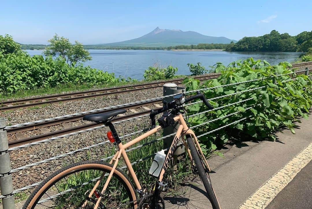 江上太悟郎のインスタグラム：「南北海道唯一の国定公園！ #活火山 である駒ヶ岳、その噴火でできた126もの小島が湖に浮かぶ景色はここならではです😳 #サイクリング #ボート #遊覧船 などが楽しめますよー🙋🏻‍♂️  #北海道 #七飯町　#景色  #国定大沼公園  #駒ヶ岳 #みんテレ #自転車キャラバン」