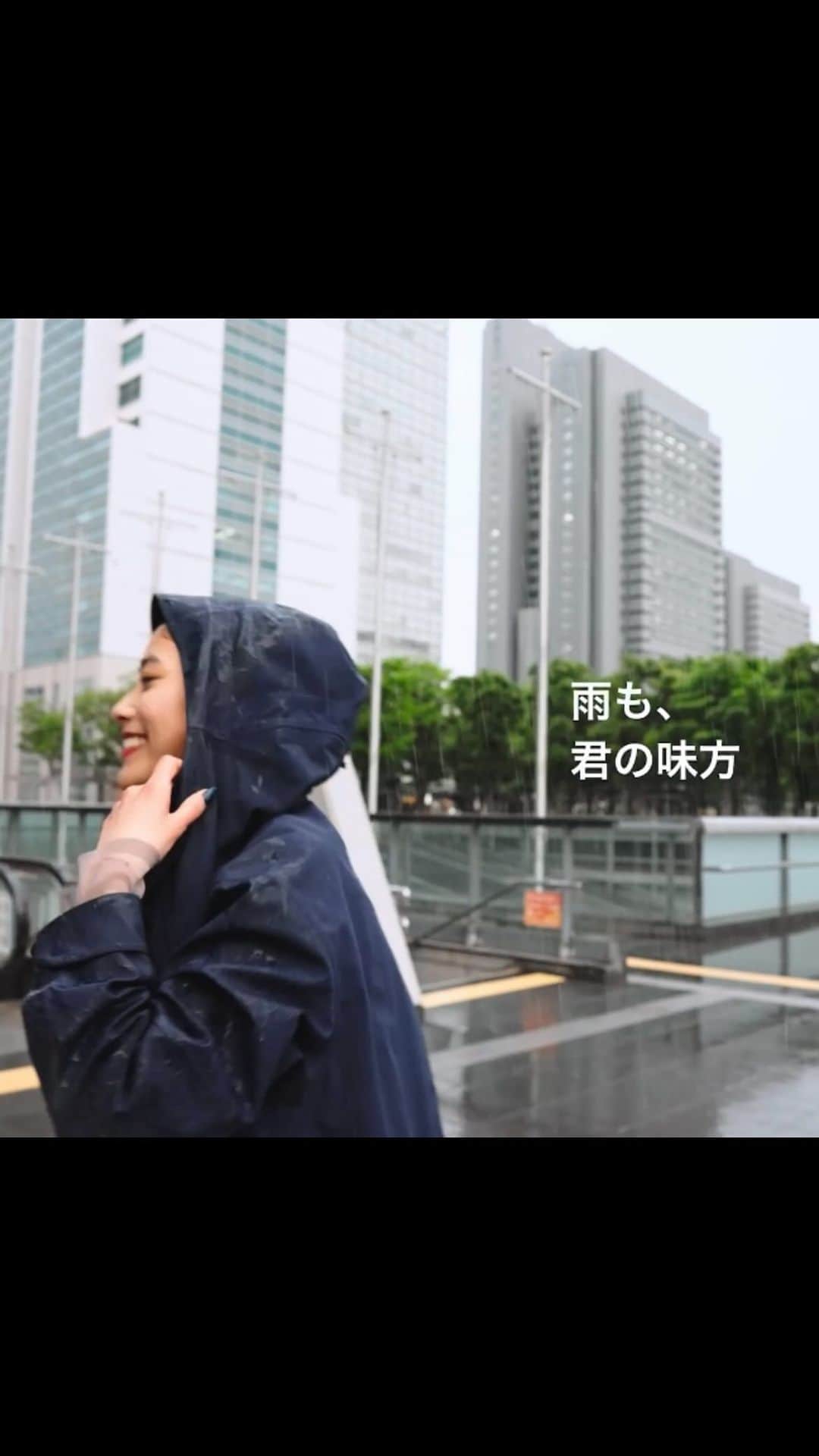 Miyuのインスタグラム：「@on.japan  出演させて頂きました。初めて人の手で雨を降らせながらの撮影！貴重な体験でした。 そしてプロの雨降らしの方々に感動した1日でした😂🔥  雨の日って気持ち下がりやすいから、防水シューズやジャケットは雨を味方にしてくれるアイテムですね🔥🔥 外撮影でも役立ちそうだな~😎  フルバージョンは @on.japan から！  #on#onjapan#miyudance#miyu#dancer」
