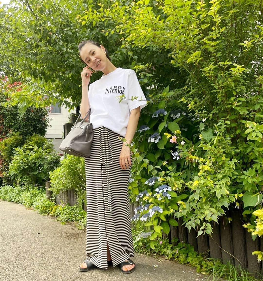 浅見れいなのインスタグラム：「今日は梅雨の中休み☂️ 暑かったですね🤲 おろしたてのTシャツで気分がいい1日でした😊 @largeinterior  ロゴが刺繍になってるこだわりTシャツ❣️」