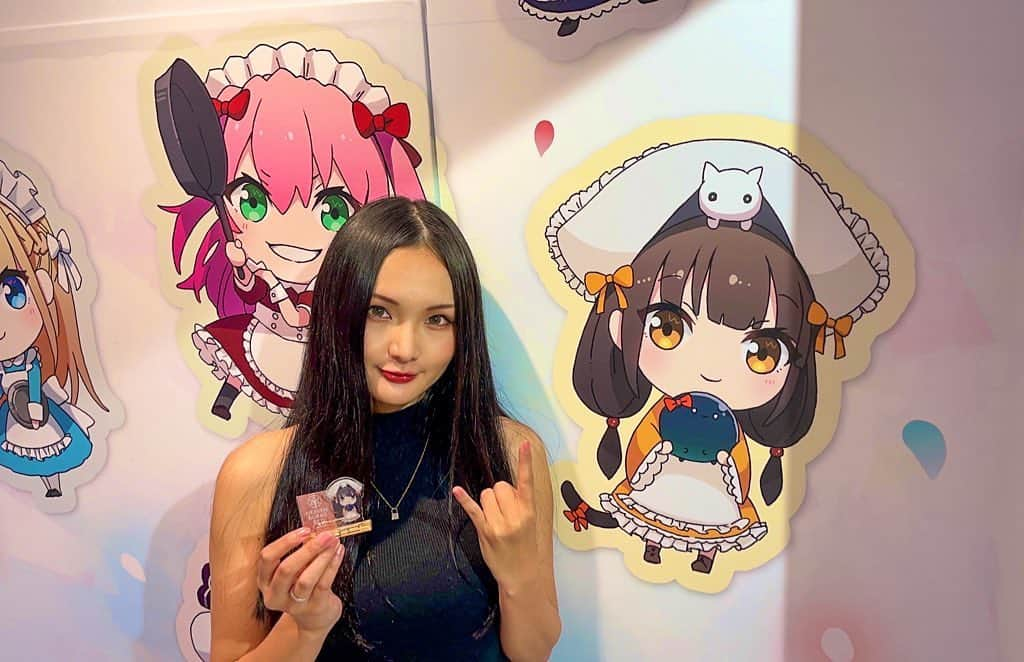 あゆむさんのインスタグラム写真 - (あゆむInstagram)「推し(カレンちゃん)に会えたー！🤍🤍 あなたの為に私は全身全霊叫びます。  そしてヘブバンカフェ行ったよツイから、たくさんの方にスクリーム担当の存在に気付いていただけて嬉しい… 本当に幸せな空間なので、是非いや絶対行ってみてください！❤︎◡̈   #ヘブバン   #ヘブバンカフェ  #heavenburnsred  #朝倉可憐   #serenityinmurder   #femalefrontedmetal  #deathmetalgirl」6月13日 20時16分 - aym_lml