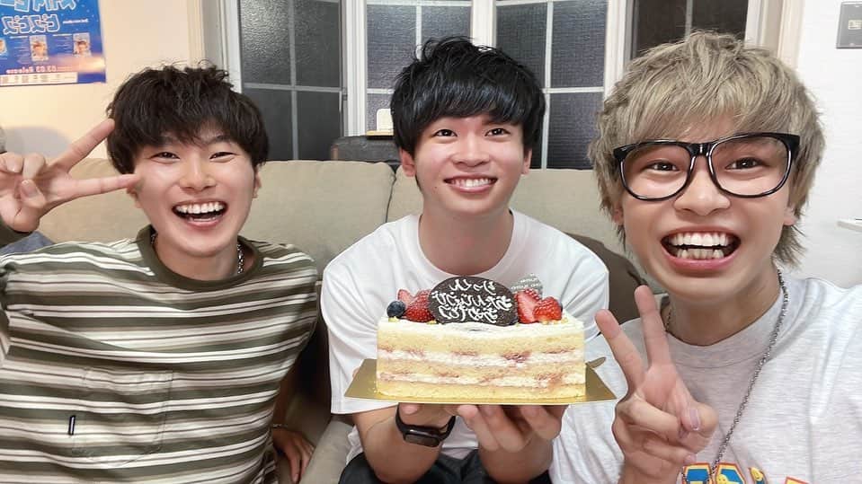 すしらーめん《りく》のインスタグラム：「23歳の誕生日2人が祝ってくれましたー！！幸せだー！！  今年も笑える動画作れるように頑張るぞ〜🔥 #誕生日 #ケーキ」