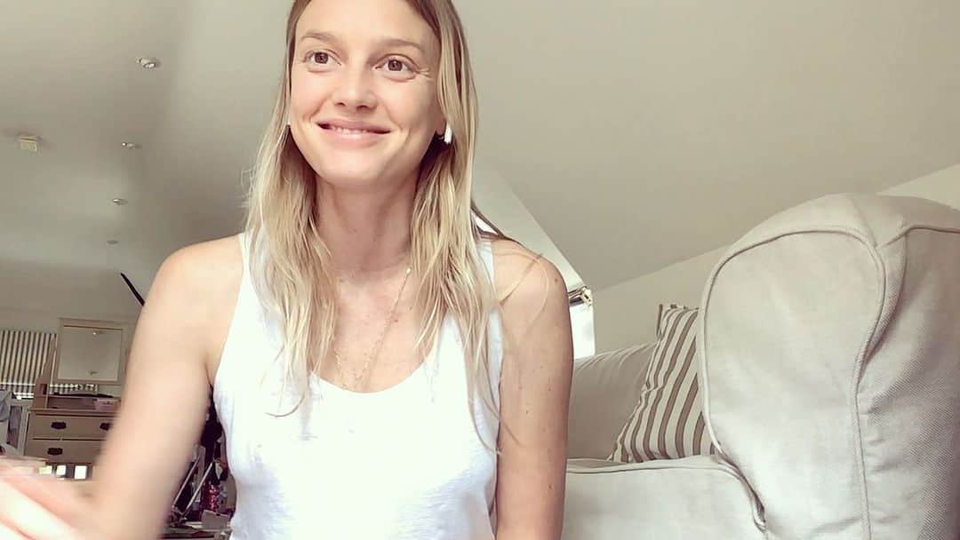 シグリッド・アグレンのインスタグラム：「Why is it that we feel stuck in the same patterns, that we keep entertaining the same negative thoughts and emotions even when we aspire to something else ?  In this video I’m sharing why reconnecting to your body and getting out of your head is the first step to living your best life.  I then share a personal story about my first ever retreat and why I found myself all alone in a big house🙈   In the end I also share a very simple practice that you can do anywhere that will help you get out of your head and into your body, into the present moment in just a few minutes.   Hope you enjoy it and let me know your thoughts ! 💕」