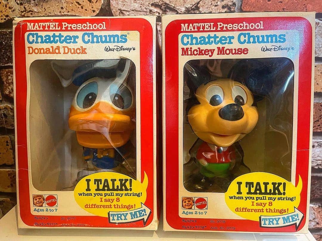 大川知英のインスタグラム：「1978s MATTEL Chatter Chums Mickey Mouse & Donald Duck👨🏾 生まれ年の箱付きのチャッターチャムス🤡 古着屋さんのカウンターなどでも 飾られてるトーキングフィギュア🏃‍♀️ このシリーズ箱付きでならべたくなる 可愛さだいねー🤡いつかずっぼし..upi❗️ #mattel#chatterchums#mickey #dnaldduck#waltdisney#1978 #vintage#アメトイでおなじみ #箱付き好き#いつかシリーズずっぽし #デザイン最高#upi#amecajiboys  #zupposibase#アメトイ部#captain #YouTube」