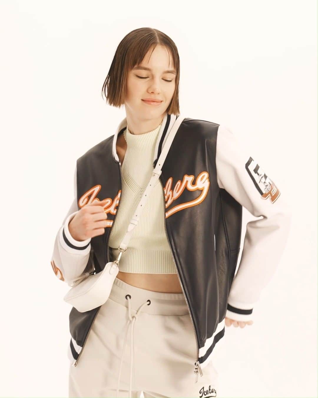 アイスバーグのインスタグラム：「Enjoy the ICEBERG #ss22 collection! An enticing color palate of creamy mints, yellows and chocolatey browns splashed onto separates, handbags and footwear throughout the womens and mens collection sets the tone for a season of fun.   #iceberg #ss22 #iceberg1974 #springsummer #luxurysportswear」