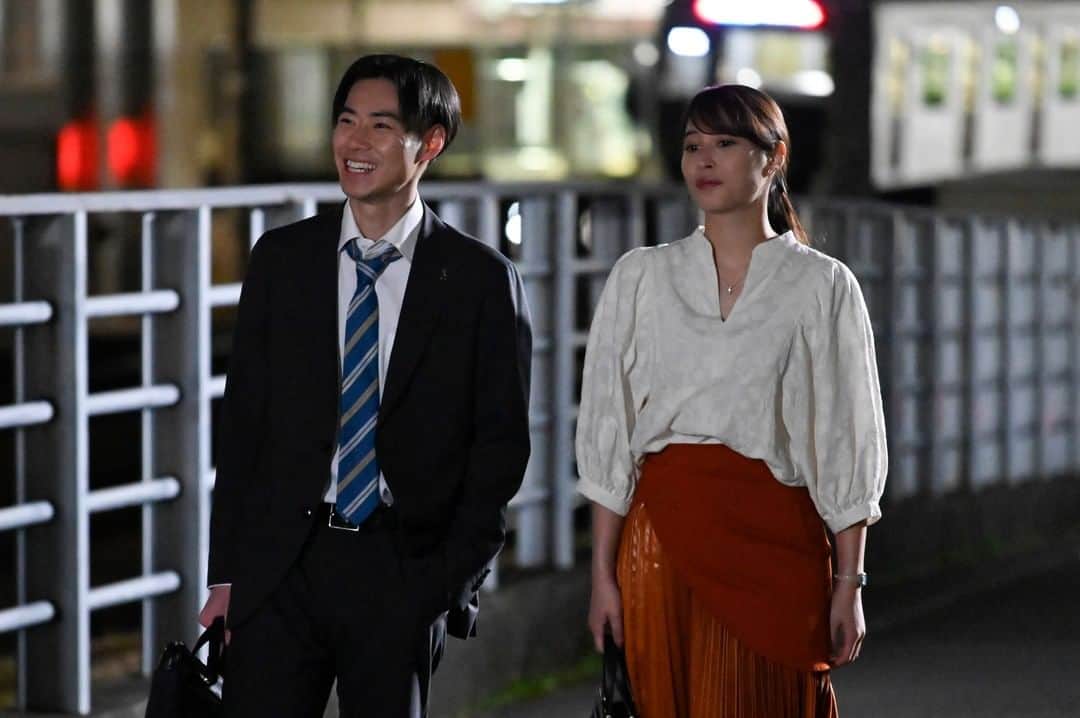 恋なんて、本気でやってどうするの？のインスタグラム：「* *  #恋マジ まであと１時間！ 全滅寸前…それぞれ崖っぷちの３つの恋の行方は？  いよいよ残り２話です。 今夜もキュンと波乱の連続でお届けします✨  #広瀬アリス #松村北斗  #西野七瀬 #藤木直人  #飯豊まりえ #岡山天音  #恋なんて本気でやってどうするの」