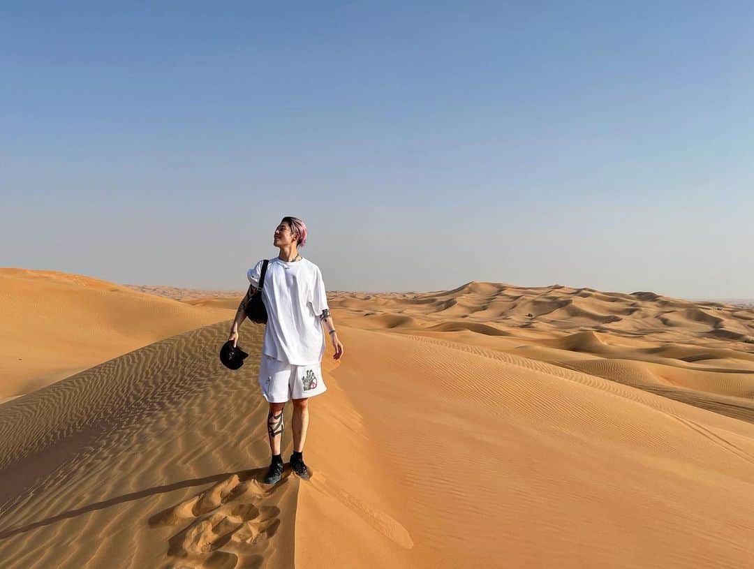 雅-MIYAVI-のインスタグラム：「Dune!   砂丘に来てみました  👳🏻‍♂️」