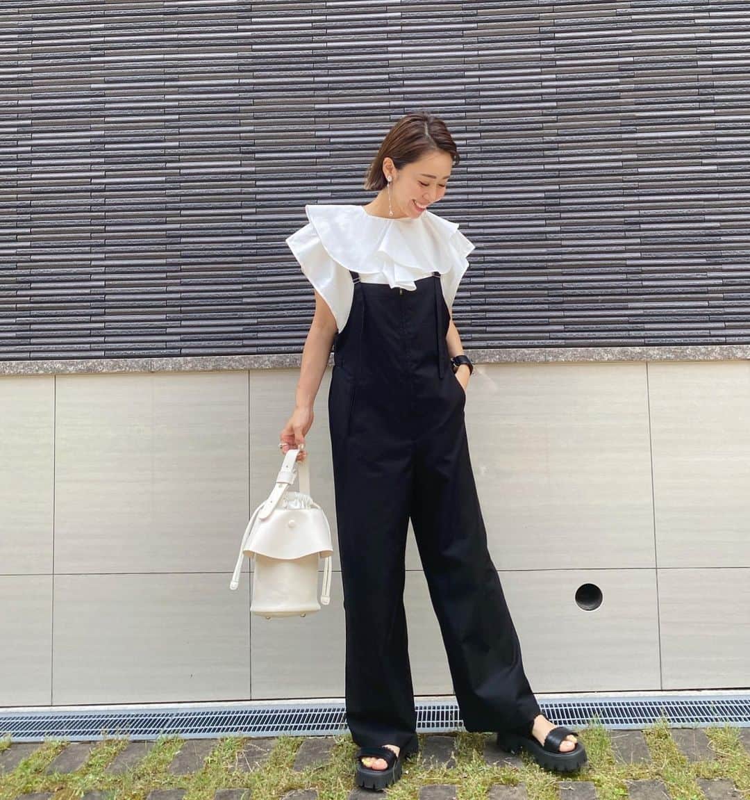 のインスタグラム：「・ blouse&:all-in-one @myine_my  bag: #akiron_donoban @donobanweb (15日web分の在庫調整分発売有り) shoes: #akiron_donoban @donobanweb (15日発売) pierce: @uiqut  私のTHE定番！って感じのコーデ♡ サロペットとブラウスは @myine_my のもので、ラフな感じのサロペットなのにきっちり感もあるように見せてくれるからすごく気に入ってる♡  ブラウスは前見頃のラッフルデザインがサロペットから見えるからこの合わせめちゃ好き♪ 二の腕も隠してくれるし✌️ 見えてないけど裾のデザインもこのブラウスめちゃかわなんだなー。  そして、サンダルは#akiron_donoban の黒を♡ サロペット系とかワイドパンツとも合うんだな。 本当何にでも合う＋履き心地抜群の疲れしらずなので、この夏一つ持っといてもらうとかなり使えると思います❣️ 黒はやはり万能かと👍  サイズ感とカラーで迷ってらっしゃる方めちゃくちゃ多いようで、ドノバンにも私にもお問い合わせをすごくいただいておりますので、明日ストーリーで質問コーナーしようと思っております💪 答えれる限りお答えさせてもらうのと、発売日の15日の @donobanweb お昼ライブでも重ねて詳しくお答えさせてもらいます‼️どうぞよろしくお願い致します💕 _________________________________ #ootd #coordinate #コーディネート #outfit #fashion #ファッション　 #コーデ #ママコーデ#男の子ママ　 #コラボ企画 #コラボ #コラボ商品　 #スポサン#サンダル#スカラップ　 #donoban #ドノバン」
