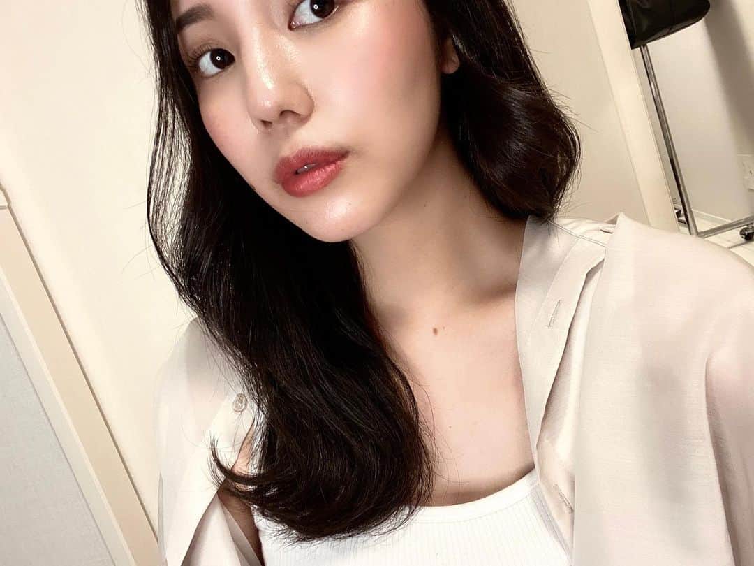 のインスタグラム：「merry いってきたよ💇🏻‍♀️🤍 . いつものブラックカラーにしてもらって ツヤツヤで嬉しい🫶🏻🎵 . そしてトリートメントでサラサラ🤍 いつもありがとうございます🎵 . merry shibuya @merry_shibuya . ☎️0357845839 📍渋谷区神南1-13-10 EGGビルB1 . #merry #merry_shibuya #merryshibuya #shibuya #hotd #hair #haircolor #haircut」
