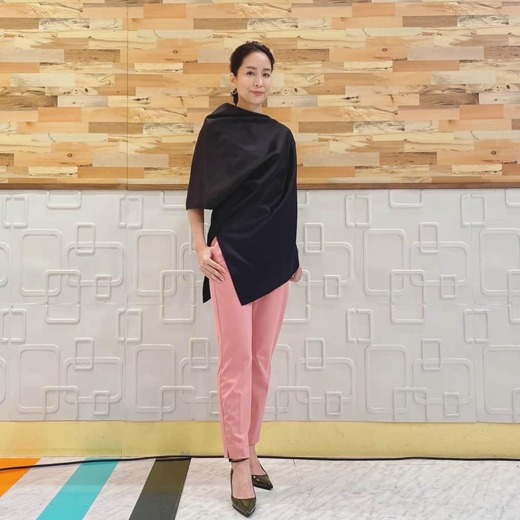 内田恭子さんのインスタグラム写真 - (内田恭子Instagram)「昼間は気持ちよい晴れだったのに、夕方からなんだか急に雲行きあやしく涼しくなりましたね。明日からお天気崩れそう。梅雨ですねえ。  さて、今日のよじごじDAYSご覧になってくださった方ありがとうございました。今日の衣装でした。  TOPS: THE ROW PANTS: ZARA   #よじごじdays #tvtokyo #衣装 #therow  #zara #内田恭子 #kyokouchida」6月13日 21時08分 - kyoko.uchida.official