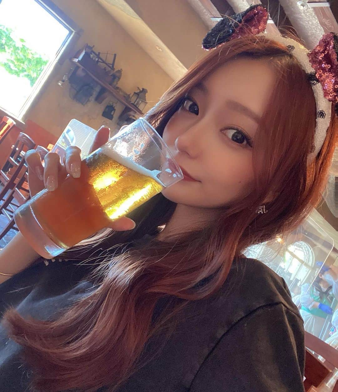 Saeのインスタグラム：「101匹わんちゃん🐶🤍🖤 カチューシャかわいいのにビールかわいくないね #ディズニーシー #ディズニーコーデ #101匹わんちゃん」