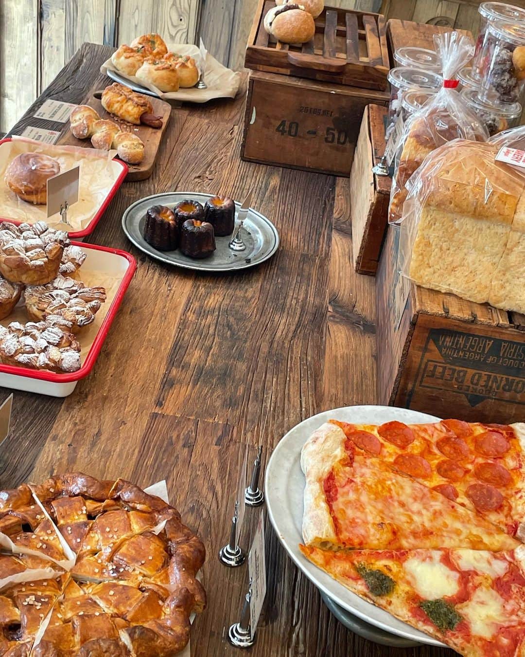 大空スバルのインスタグラム：「おさんぽの途中で見つけたパン屋さん🍞」