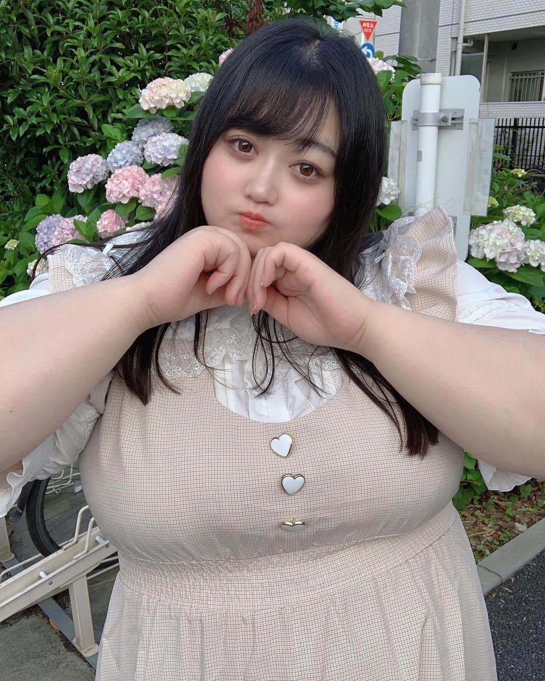 えみっくすのインスタグラム：「💟お知らせ💟 今期もエンジェルサイズのぽっちゃりアンバサダーをさせていただくことになりました₍ᐢ.ˬ.ᐢ₎半年間よろしくお願いします💗 . 今月のお洋服はタベルノスキーの新作ワンピ(ᐡ ෆ  ̫ ෆ ᐡ)昨日これ着てTikTok配信したら、深夜でめちゃくちゃ人数少なかったのに何回も「服かわいい」「服どこのですか？」ってコメント着て嬉しかった～(ˊo̴̶̷̤ ̫ o̴̶̷̤ˋ)♡ほんとこれかわいいよねえ💖細かいチェック柄で落ち着いて見えるけど、胸元の大きなハートのボタンがあざとかわいすぎる𓂃🎀𓈒𓏸ワンサイズだけど普段5Lのわたしでも着心地良かったよ～(ᐡ｡• · •｡ᐡ) . 新しくゲットしたMaison de FLEURのポチャッコバッグとの相性も最高ᕱ⑅ᕱ♥この夏いっぱい着る～♡⃛ . . H155/W108/B125/W105/H115  @taberunosky  @xxangelsizexx   乙女ハートのジャンバースカート (ワンサイズ/3L-4L-5L相当)  blouse▶️ @dearmylovewhip_official  shoes▶️ @uggjapan  bag▶️ @maisondefleur_press   👗 .｡ _________________________ ｡. 👗   　えみっくすの日々のコーディネートを ︎︎ 　　　▶️ #えみっくすコーデ ◀️  　　　でまとめています⸜(*⃙⃘'ᵕ'*⃙⃘)⸝⋆*   　コーデを参考にしてくれたらぜひ  　ハッシュタグをつけて投稿してね📷✨  👗 .｡ _________________________ ｡. 👗  #たべすきasa #タベルノスキー #エンジェルサイズ #taberunosky #angelsize #ぽっちゃりコーデ #ぽっちゃり女子 #ぽっちゃり #ぽっちゃりファッション #ぽっちゃりモデル #ぽっちゃりさんと繋がりたい #ぽっちゃり大人女子 #ぽっちゃり女子と繋がりたい #chubby #curvy #curvygirl #curvyfashion #プラスサイズ #plussize #plussizefashion #夢展望 #dearmylovewhip #ugg #メゾンドフルール #maisondefleur #ポチャッコ #pochacco #サンリオ #sanrio」