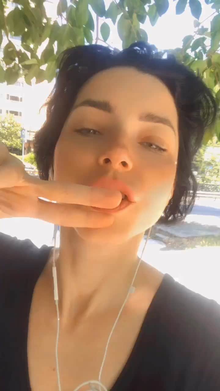 Merve Boluğurのインスタグラム：「şşşştttt..Dayanabilir misin???👅👅」