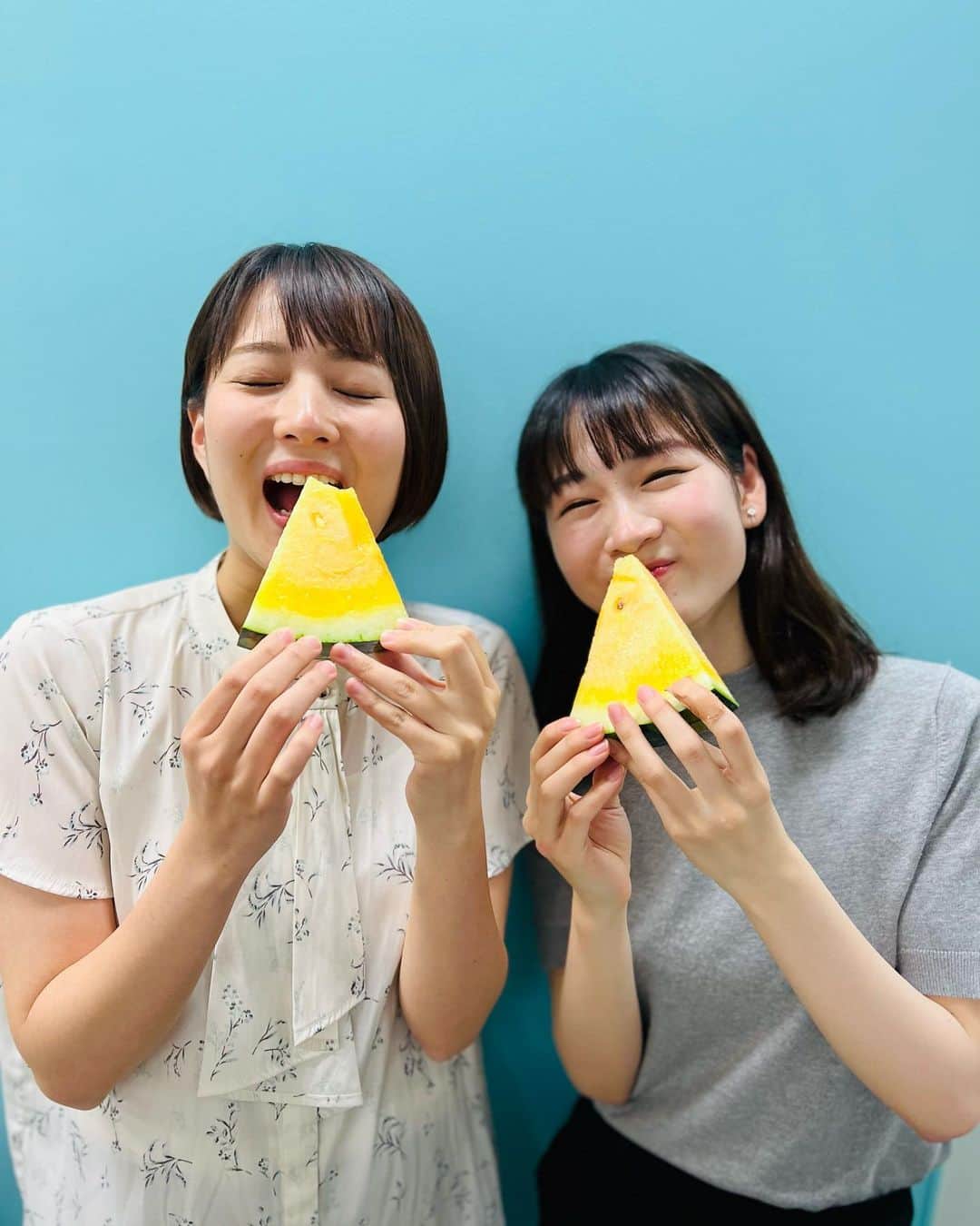 永尾亜子さんのインスタグラム写真 - (永尾亜子Instagram)「. 永島さんが大きなスイカを持ってきてくださったので、アナ室にいたみんなでありがたくいただきました😋🍉 なんと果肉の色は、永島さんの笑顔のように輝くイエロー✨ 甘くてみずみずしくて、今まで食べたスイカの中で一番と言えるほど美味しく、感動しました！ やっぱり夏はスイカですね。  新人アナウンサーの岸本理沙ちゃんと一緒に📷 席が近く、いつも優しい声と雰囲気に癒されています😌」6月13日 21時40分 - ako_nagao