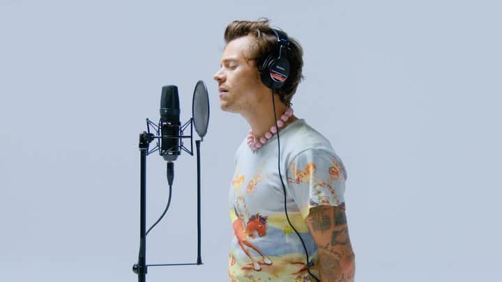 ソニー・ミュージック洋楽のインスタグラム：「【THE FIRST TAKE】No.225 Harry Styles 遂に公開！📣  ハリー・スタイルズが「THE FIRST TAKE」に初登場✨ 最新アルバム『Harry's House』より、恋愛関係の複雑さを描いた歌詞が世界中の共感を呼ぶ「Boyfriends」を披露🎤  超貴重なパフォーマンス是非チェックしてください💫  🔍Harry Styles THE FIRST TAKE 🔗 https://youtu.be/hJermMmkVFw  #HarryStyles#ハリースタイルズ#thefirsttake#harryshouse#洋楽#洋楽好き#音楽のある生活#曲紹介#boyfriends」