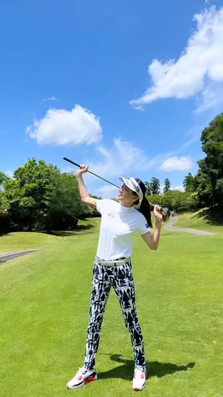 のインスタグラム：「#ゴルフ日和⛳️ #梅雨の晴れ間☀️ に 夫婦で　@hibinoya  サクッとお気楽 #ツーサムゴルフ🏌️‍♀️🏌️‍♂️   今日の反省 #突っ込むな　#降り遅れるな #力み過ぎ　#遠心力使え　#我慢　 などなど100以上あるわ😩  いい当たりもあったよ😆 気持ちいーね👍 #ゴルフ楽しい❤️   #美しいスイングを目指して 😭✨ #練習頑張りまーす💪  @pearlygates_official 😃 #パーリーゲイツ  #パーリー夫婦 #パーリーマダム #パーリーオヤジ」