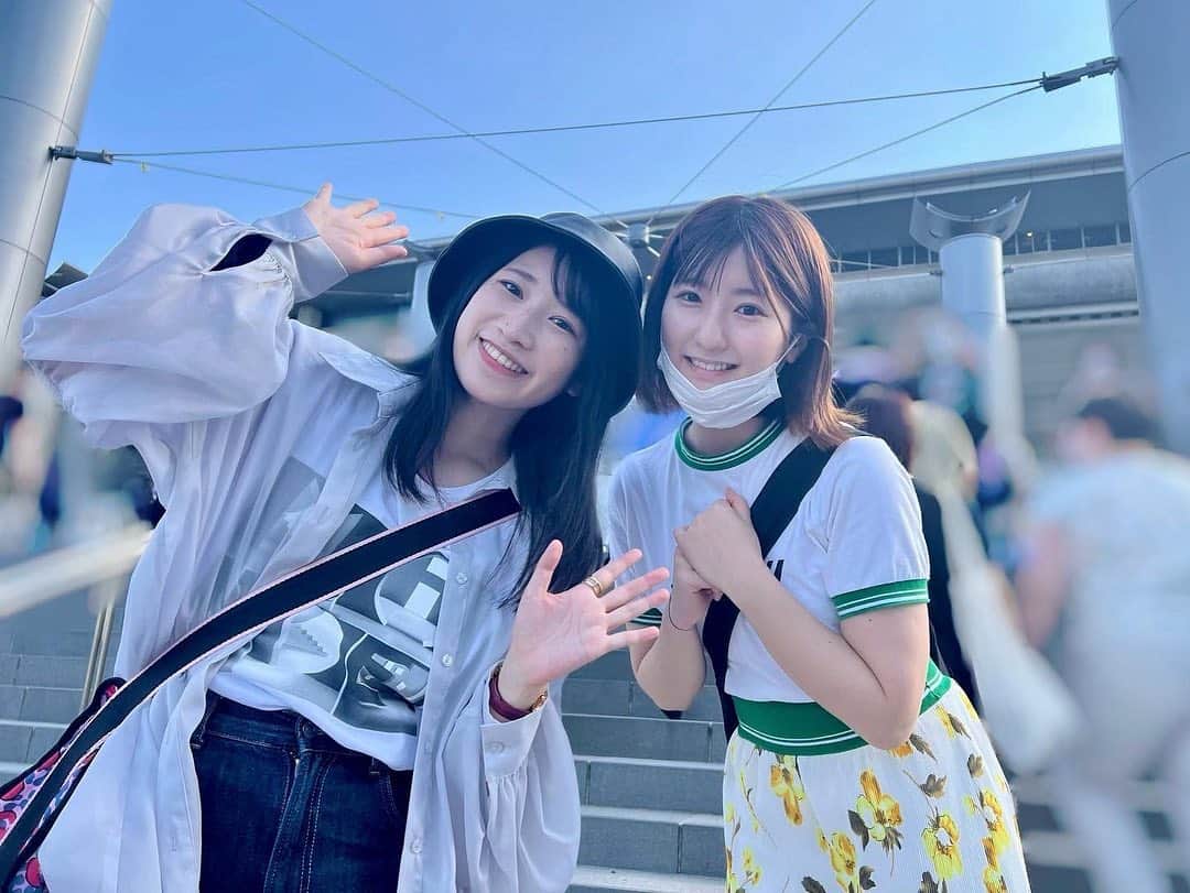 加藤一華のインスタグラム：「. どひゃーー🌟  6/12 日産スタジアム🏟 念願のMr.Childrenライブ🎤 いちなるで行けました🥹🥹  ７万人の拍手、スタジアムの開放感！ セトリも凄くて、、心で叫んでた😭✨笑  しばらくこの余韻から 抜け出せなさそうだぁぁ🤦🏻‍♀️  なる開始１秒で涙してて、 なんか私も嬉しかった🥹 これがエモいってやつか・・・  雨も上がって、 本当最高だったな🥹✨  人生の叶えたい夢リスト まだまだ増やしていきたい👏 ミスチルありがとう😭✨  みんなにとって私たちも そんな存在でありたいなあ。  #半世紀へのエントランス #半世紀へのエントランス日産スタジアム  #mrchildren  #ミスチル」