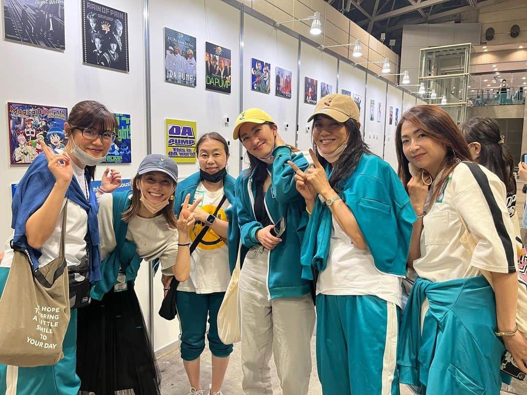 前田ゆかのインスタグラム：「楽しかった🦑 熱気と興奮に包まれた ライブ！ #dapopcolors   はじめから最後までライブのノリはすごかったぁー #イカダンス部 (イカゲームジャージ)みんなで合わせて初参戦😆 記念すべき25周年ライブは 懐かしい曲から最新まで常に全力のダンスに美声ののびやかさ、リアルライブの持つ力に元気をもらって心の底から興奮。(kenzo先生のキレのあるパフォーマンスに👏)  アンコールのスペシャルゲストm.c A Tさん登場でISSAさんと夢のような共演に止まったよう！！変わらない高音の歌唱力と圧巻のステージに震えた👏  このチームで参加出来て最高ーーに楽しめました♪  ありがとうございました💚  #DAPUMP #dpc #リアルライブの熱気 #盛り上がって #圧巻のステージ #美声の歌唱力 #とにかく楽しかった余韻 #ダンスkenzo先生　 #イカゲーム2 #またジャージ流行るかな😆」