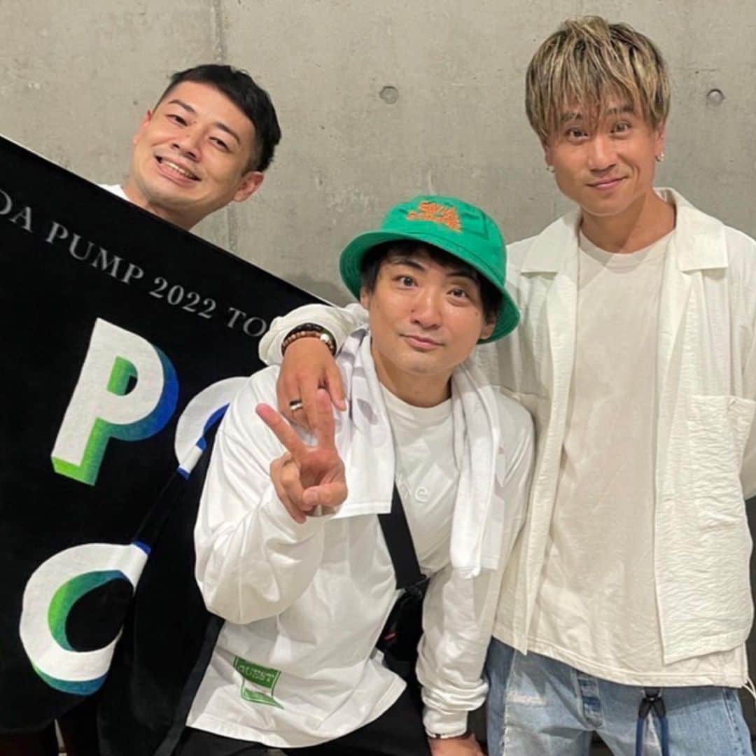 のインスタグラム：「DA PUMPさんのライブツアーを見に幕張メッセに！！  最初から最後までかっこいい瞬間だらけ！！  最高の時間を過ごさせてもらいました！！  もうロスってますわ！  また見たい、いや、感じたい！！  一緒に行ったてつみちさんと興奮しまくりました！  終わりで写真撮らせてもらったキミさんにも大感謝す！  #dapump  #dapopcolors #livedapump2022arenatourdapopcolors」