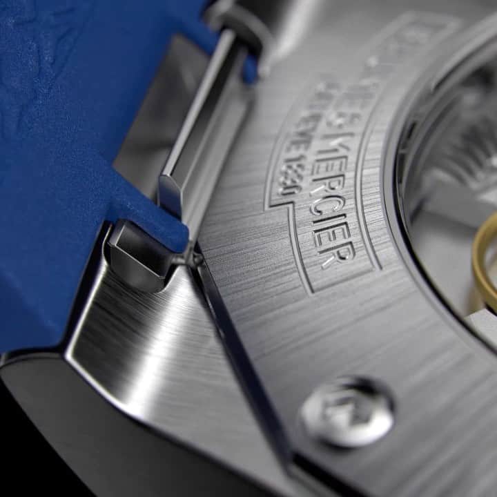 のインスタグラム：「Who knew changing straps would be so easy? An easy move when you carry our Fast Strap system equipped on all Riviera timepieces. -- Riviera 10616 42 mm, Baumatic Manufacture Movement, Steel case, Blue sapphire crystal dial and transparent waves decor, 5 days power reserve, Date aperture at 3 o'clock, Fast Strap interchangeable system. -- #BaumeetMercier  #Riviera  #Since73  #Watches #Watch #SwissMade #WatchOfTheDay #WatchesOfInstagram #WatchLover #WatchAddict #WristWatch #Horology #WatchCollector #DailyWatch #InstaWatch #Timepiece #WatchMaking #Style」
