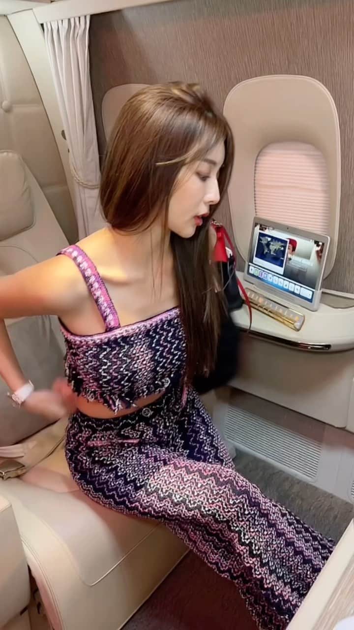 のインスタグラム：「Reel for the first time in a long time!! @emirates #fristclass #emirates #emiratesairline #emiratesfirstclass」