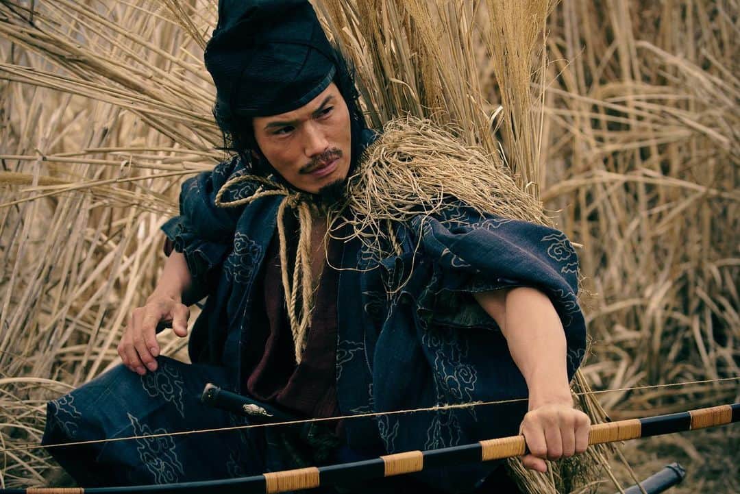 市原隼人のインスタグラム：「未だ、多くの史実は謎に包まれている鎌倉幕府にて十三人の合議制の一人、八田知家殿。 一癖も二癖もあり、非常に人間臭く、いつも風の様に現れ去っていく…。 どう関わっていくのか…僕自身ですら未知であります。 …役者人生の中で、これほどベールに包まれた、実在人物は初めてです。 八田知家をお見知りおきくださいませ。 #ドラマ #鎌倉殿の13人 #八田知家」