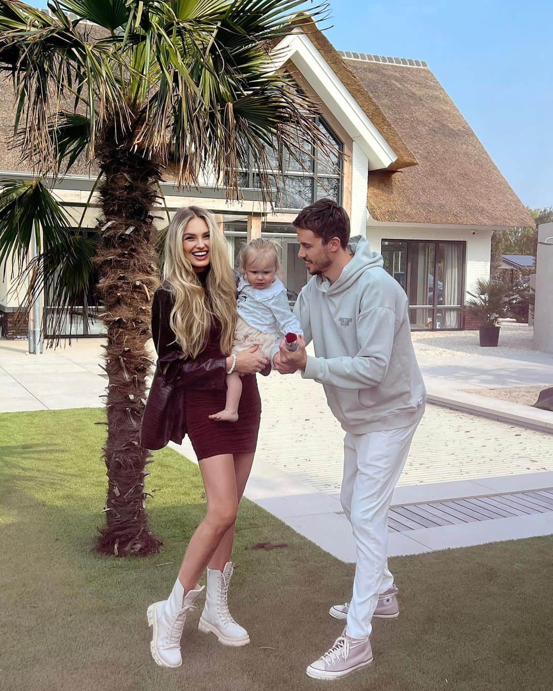 ロミー・ストリドのインスタグラム：「Boy or Girl? Swipe to see 🥺🥺🤍🤍」