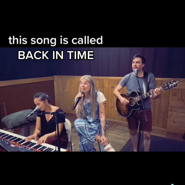 クリスティーナ・ペリーのインスタグラム：「sneak peek at my new song “back in time” out july 15th on A LIGHTER SHADE OF BLUE 🦋 link in bio!  @emilygraceonkeys  @classichanson」