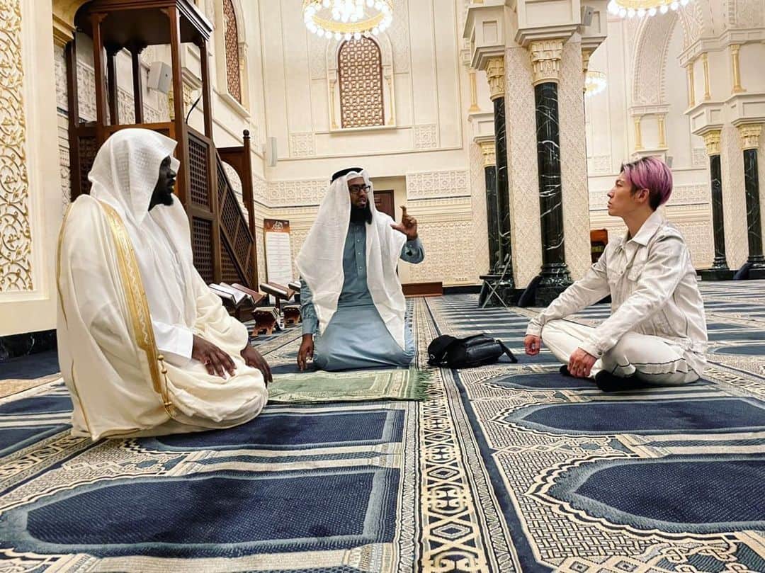 雅-MIYAVI-のインスタグラム：「At King Fahd Mosque.  Brother Mohammed showed us around the mosque and taught us the history of Muslim and its true essence.   It’s all about peace.  Me and you are not the same, we are all different but we can understand each other, we can respect each other and we can live in this world together.  ‎السَّلَامُ عَلَيْكُمْ  🙏🏻  #Repost @jeddah_events1 ・・・ ‎الفنان الياباني الشهير ‫#ماياڤي‬ يستمع لشرح عن ‎تعاليم الإسلام من أحد الدعاة في أحد مساجد ‫#جدة ‬ @miyavi_ishihara  ‎‏‪#MIYAVIinSaudiArabia‬  . . .‬⁩‬ ‎#فعاليات_جدة #دورات_جدة #مطاعم_جدة ‎#جدة_لايف‬⁩ ‏⁧‫#أنشطة_جدة #أخبار_جدة #جدة_غير #يمي_يمي #الأهلي #الاتحاد #مقاهي_جدة #كافيهات_جدة #كافيه_جده #جده_اليوم  #دليل_جدة  #أماكن_جدة  #يمي_جدة #بنات_جدة #شباب_جدة  #ردسي_مول #جدة_الان #ملاهي_الشلال #جدة #صور_جدة  #سينما_جدة」