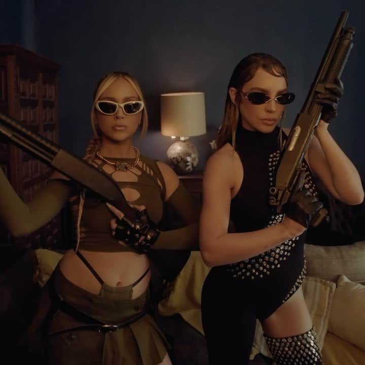 ベリンダのインスタグラム：「Este viernes @belindapop y yo venimos guerreras 🔫🔥💣 LAS12 ESTE VIERNES!!!!!!!! Del 1 al 10 cuántas ganas hay????」