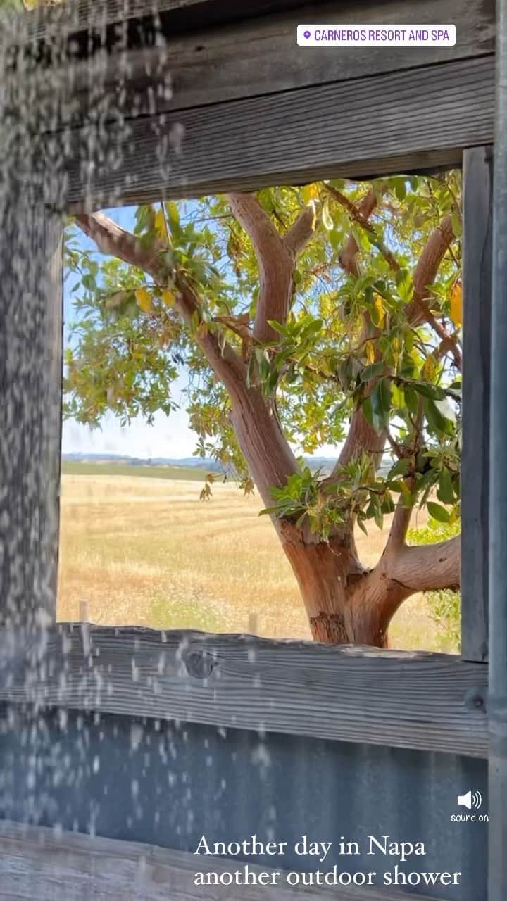 タラ・リピンスキーのインスタグラム：「Sound onnnn. Is there anything better or more refreshing than an outdoor shower? I’ll wait.   #napa #outdoorshower #winery」