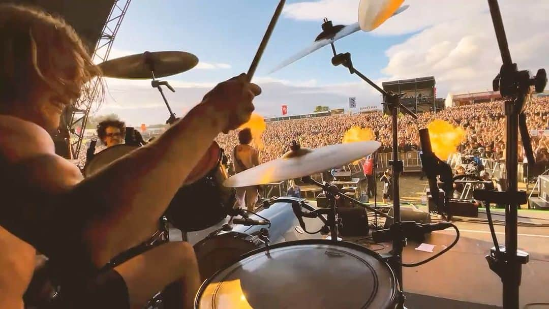 ルーファス・テイラーのインスタグラム：「Cheers @downloadfest 💪🏼🍻👹 #thedarkness #downloadfestival  📸 - @jennymayfinn」