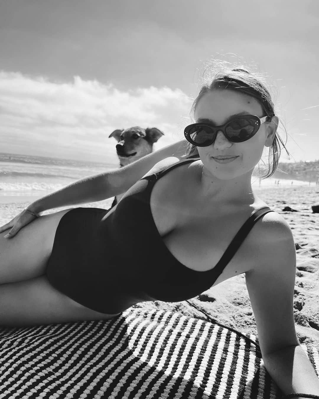 Olivia Browerのインスタグラム：「🖤 took the goonie to da beach」