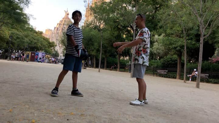 石塚啓次のインスタグラム：「殴られ屋KENJI  はい！熱くなり過ぎてうるさい子煩悩な親父です！すんません！ ケンジ君リュウキ君ありがとう！ 息子に素晴らしい経験させて頂いてありがとうございます！自分にはできない特別な技術持った方にしかできない貴重な貴重な経験になったと思います！ さぁ　息子の仇でこれから2人とも酒でボコボコにしてやりますわ！押忍！  @nagurareyakenji  @bomolongshu   #石塚啓次 #YouTube #宵宵祇園  #yoiyoigion  #ブエナビスタデポルテ #buenavistadeporte #バルセロナ」
