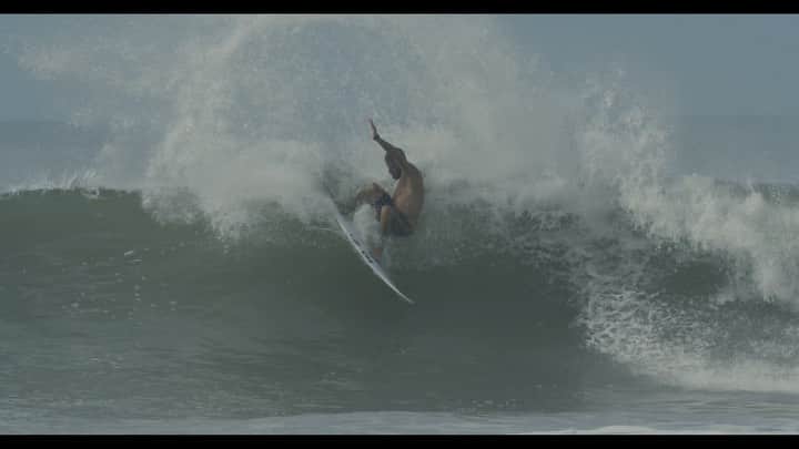 フィリッペ・トレドのインスタグラム：「Qual a nota dessa onda? // What score would you give this wave? 🎥: @baronisfilms」