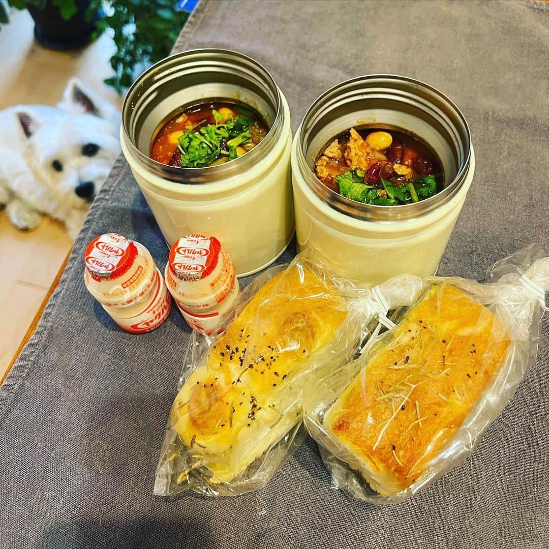滝沢眞規子さんのインスタグラム写真 - (滝沢眞規子Instagram)「おはようございます☺️ ちょっと寒いからスープジャーで。 作って置いたチリコンカンを入れただけ。 楽って最高🤗 お昼がパンなので朝食はお味噌とご飯です🍚(←特にいらない情報😂) #タキマキ弁当 #お弁当 #スープジャー」6月14日 6時27分 - makikotakizawa