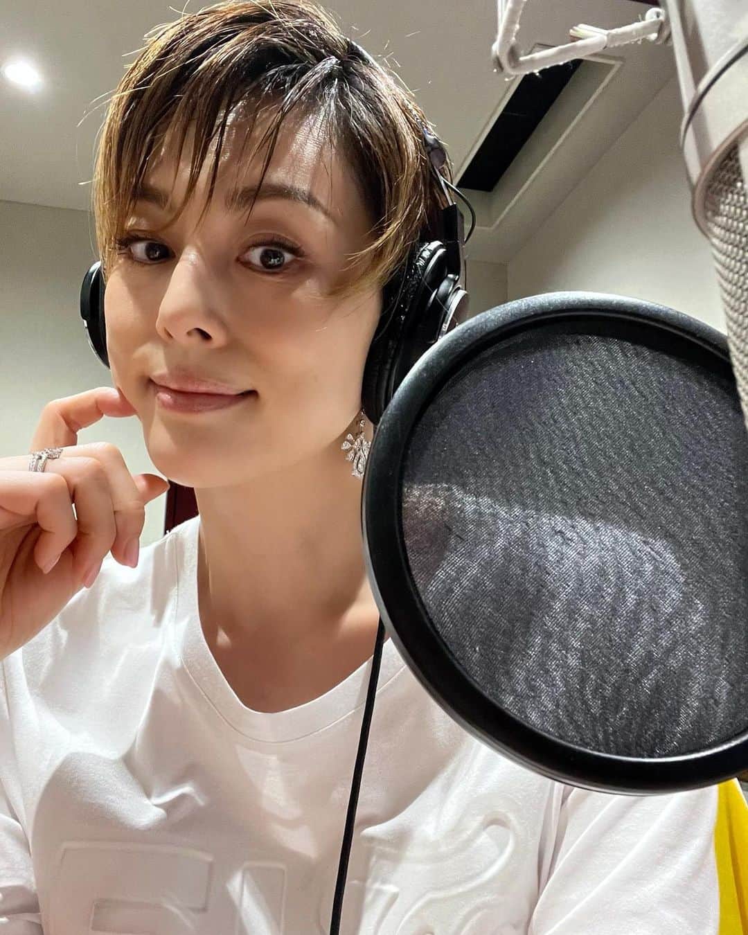 米倉涼子のインスタグラム：「久しぶりにナレーションのお仕事してきましたー！ 昔は苦手だったけど、技術はともかく、なんだか楽しくなってきた(*´∇｀*)  I've been working on narration!  I wasn't very good at it before, but now I could feel it's fun.  It's interesting to get older!  @fendi  @chaumetofficial  #narration」