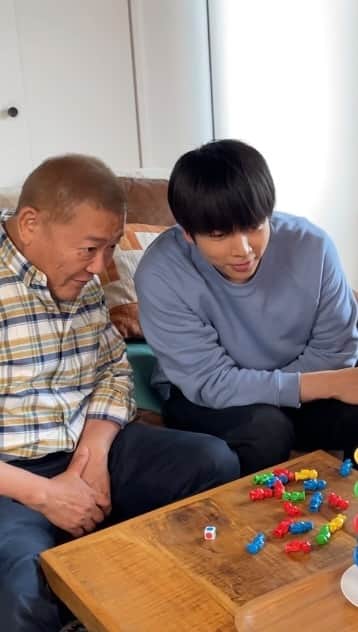 吉祥寺ルーザーズのインスタグラム：「負け動画チャレンジ 10th round🎬  聡&翠さん&池上さんで ぐらぐらゲーム🎲💥 サイコロをふって出た目と同じ色の人形を 各色のリングに乗せてタワーが崩れたら負け！！！  負けた人が #ルーザー 代表として #吉祥寺ルーザーズ 次回第11話の見どころを語ります💭  第11話『素晴らしいのかな？人生』 6月20日(月)夜11時6分放送！  #増田貴久 #濱田マリ#國村隼 #負け動画チャレンジ  #田中みな実 #片桐仁 #田島芽瑠  #負け組 #テレビ東京」