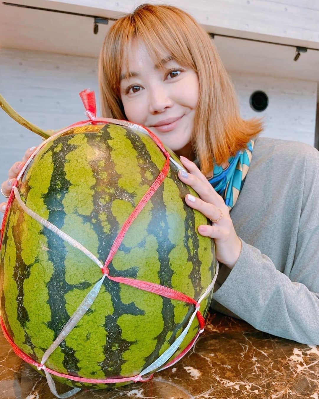 観月ありささんのインスタグラム写真 - (観月ありさInstagram)「毎年送ってくださる。 巨大スイカ🍉 今年も頂きました👏😃 ありがとうございます。 本当に立派です💪 切ると黄色で甘味が強いらしいです🥰 楽しみ✨✨✨ しかし。。。冷蔵庫に入りません😂  #観月ありさ #スイカ #巨大スイカ #黄色スイカ #金色羅皇」6月14日 17時57分 - alisa_mizuki