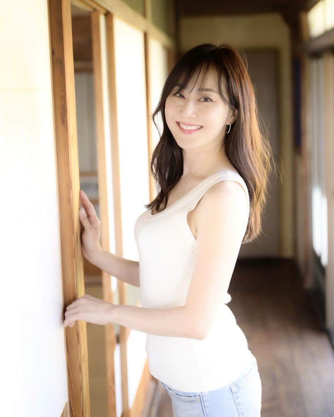 村上麻衣のインスタグラム：「全国的に明日も雨の1日になりそうですね。  ピッカピカの夏がくるのが楽しみです☀️🌈🍉  皆様今日もお疲れ様でした。  tops @hm  denim @hm   . . .  昨日は突然のインスタライブにご参加くださった方ありがとうございました♡ 「事前告知して」とDMいただいたので次回からはなるべくお知らせします🫡 （と言ってもいつも思いつきなんですが💦）  #ポートレート #ポートレート撮影 #ポートレート写真 #portrait #portraitphotography #モデル #model #smile#asianmodel」
