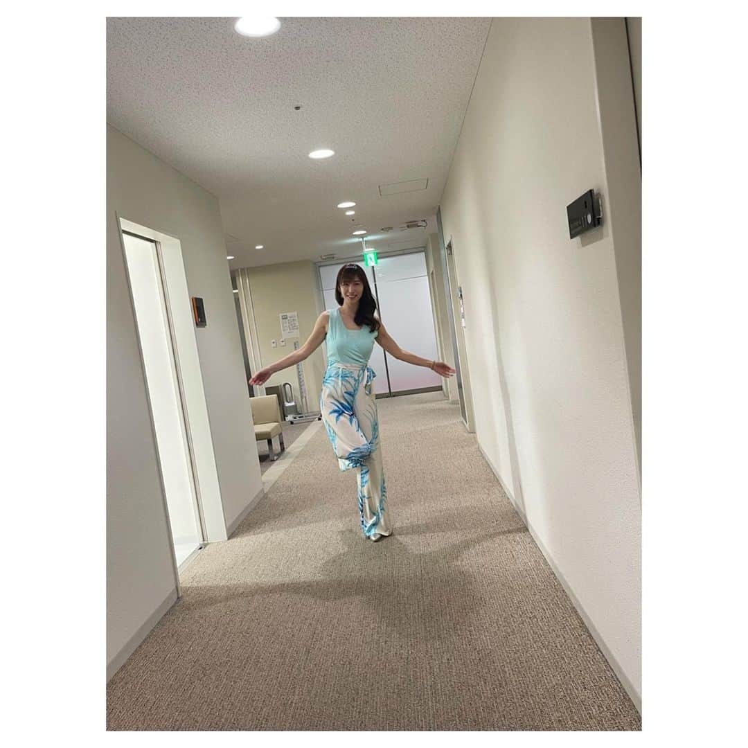 塩地美澄のインスタグラム：「テレビ東京『よじごじDays』に 生出演させていただきました‼︎ ワインの試飲でホロ酔いに🍷  【衣装ブランド】RINASCIMENTO®︎  【オールインワン】 @rinascimento_official @rinascimento_japan  ✅「MANTAN WEB」掲載中  ✅「文春オンライン」掲載中  ✅ヴィレッジヴァンガード公式ペーパー 　　　　　　ヴィレヴァン店頭にて配布中 #塩地美澄」