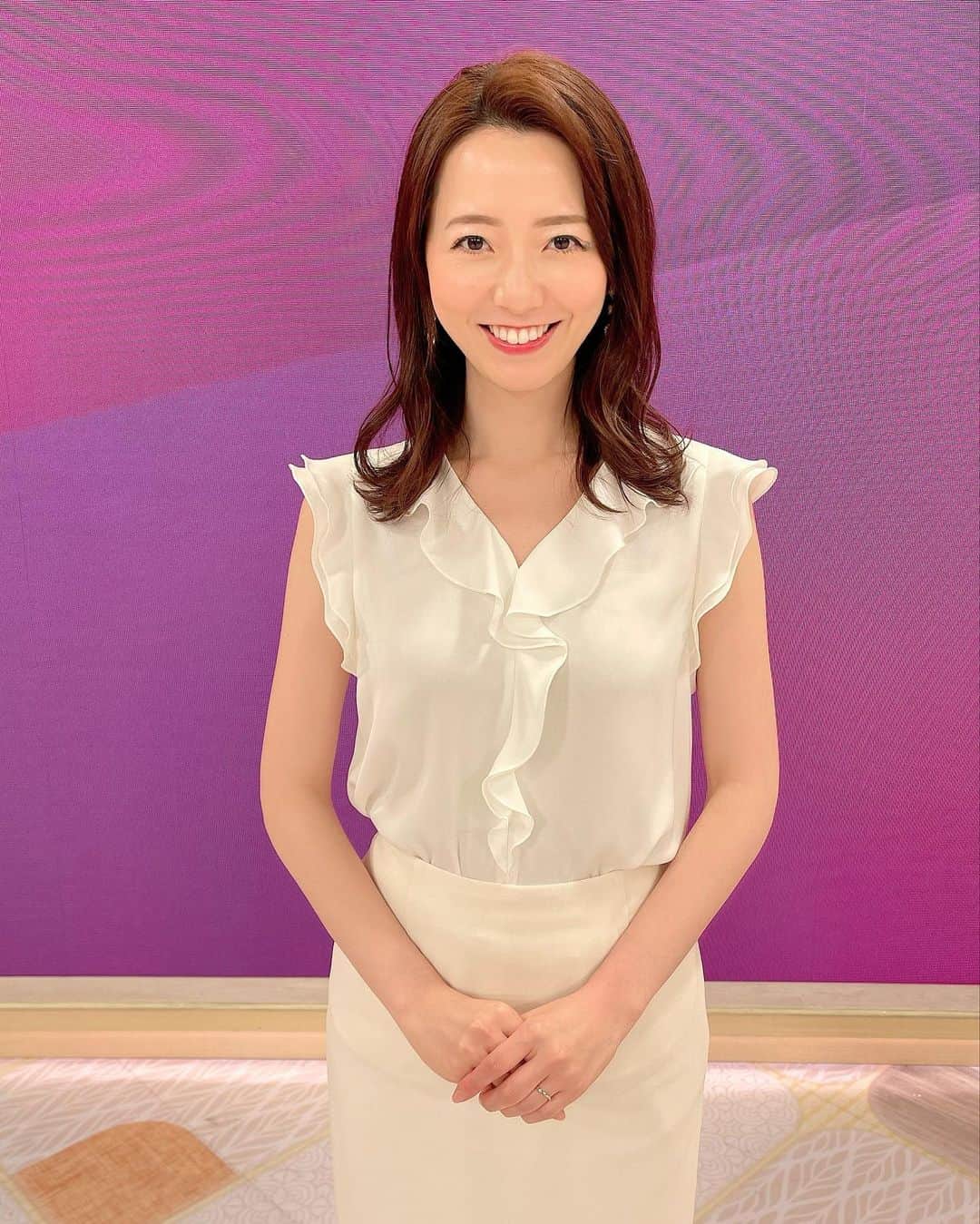 のインスタグラム：「先週の衣装👒 オールホワイトコーデでした🤍  #衣装 #LiveNewsα #オールホワイト #涼しげ #夏先取り🌻 #白ブラウス #タイトスカート」