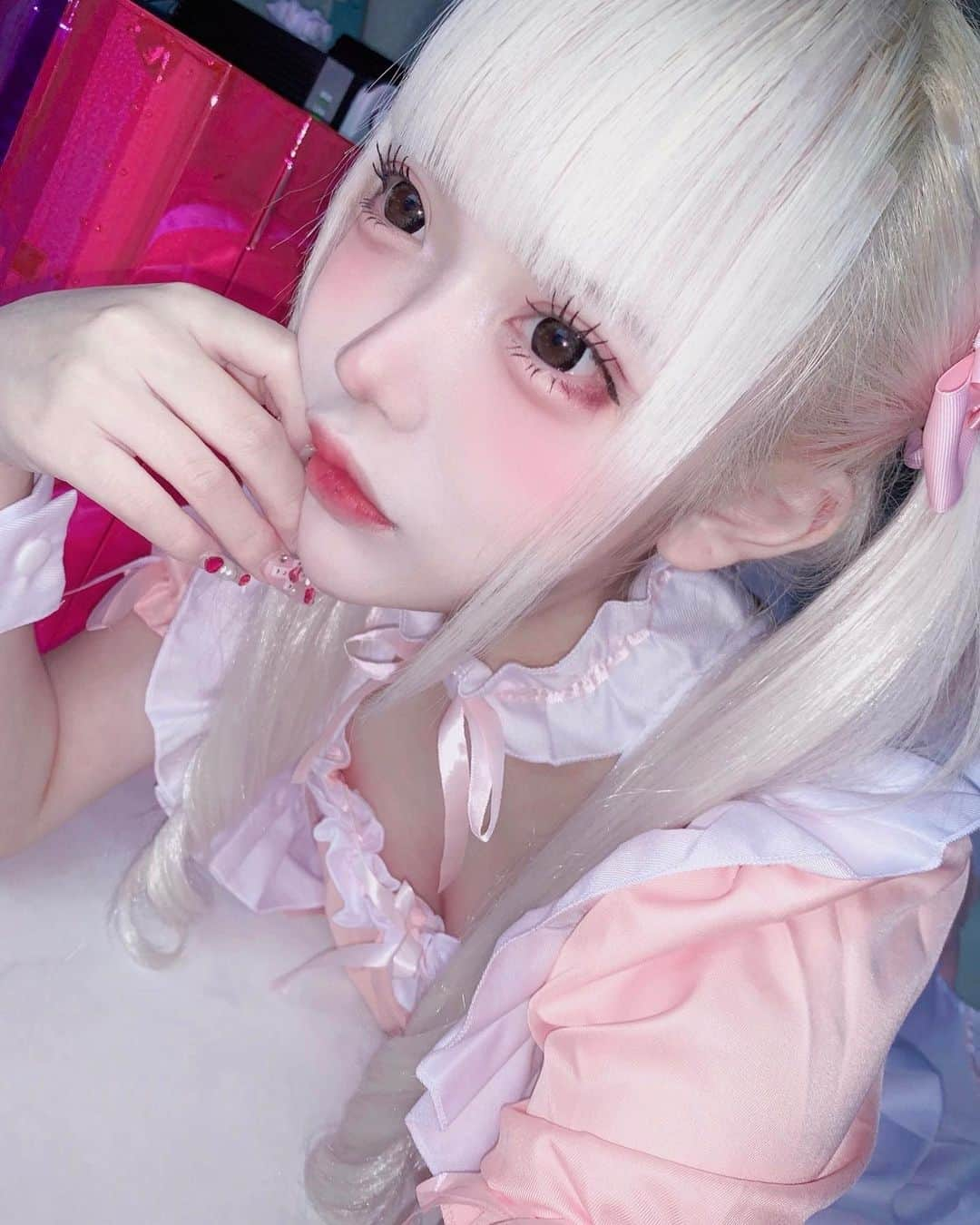 にゃんぽこらのインスタグラム：「最近水色のイメージあるって言われるからピンクのメイド服着てみた  あとみきすけさんにリタッチしてもらったから髪の毛きれい！！！わあい #ホワイトカラー #白髪」