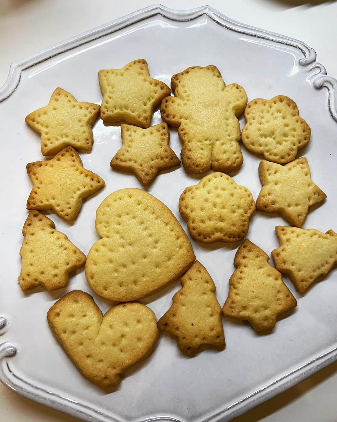 畑野ひろ子のインスタグラム：「次女とクッキー作り🍪 焼きたては格別ですね🤩 お家にあったクッキーの型で作ったのでクリスマス🎄っぽいのも😂」